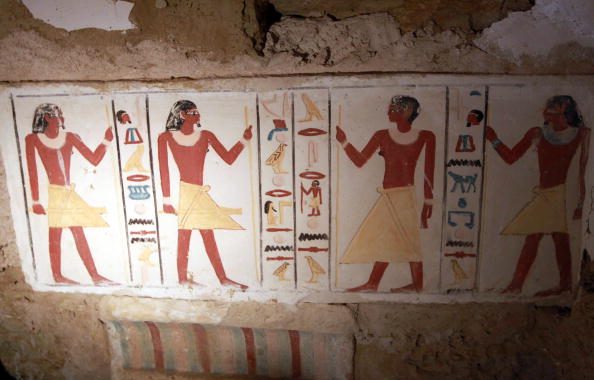 در دوره‌های باستانی مانند دوران مصر باستان و سومر، نقاشی به‌عنوان یکی از مهارت‌های مهم برای تزیین معابد، آثار هنری، و دیواره‌ها به‌کار گرفته می‌شد.