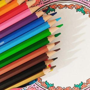 مداد رنگی آریا یک مداد رنگی با کیفیت منحصر به فرد و برند معروف آریا است که توسط دلسا تحریر با قیمت مناسب عرضه می گردد. این مدل 12+1 رنگ دارد که یعنی یک رنگ اضافه علاوه بر دوازده رنگ اصلی داخل آن است.