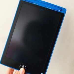 تبلت جادوئی 7 رنگ یک ابزار آموزشی و نوشتاری مغناطیسی و جادوئی هست که میشه روی صفحه اون با قلم جادوئیش با هفت رنگ رنگین کمانی نقاشی کرد و هر متنی رو نوشت. هر موقع که دوست داشته باشید با یک دکمه همه چیز رو پاک کنید و دوباره روی اون نقاشی می کشید و یا می نویسید. ویدئو زیر ور حتما ببینید تا به جادوئی بودن و جذاب بودن این تبلت های جادوئی پی ببرید. رنگ بدنه این تبلت آبی است.