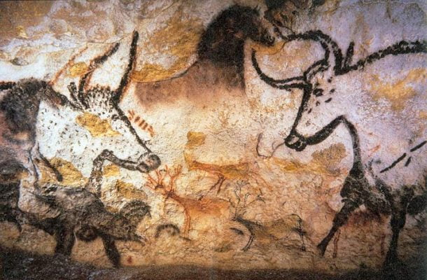 نخستین نمونه‌های نقاشی در دیواره‌ها و سنگ‌های طبیعی، مانند دیواره‌های غارهای لاسکو در فرانسه، پیدا می‌شوند که به‌تاریخ بالغ بر 17٬000 سال قبل از میلاد بازمی‌گردند.