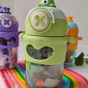 خرید قمقمه پسرانه رنگ سبز و دخترانه همراه با استیکر و بنددار و نی دار - قمقمه جنس سیلیکونی قفل دار
