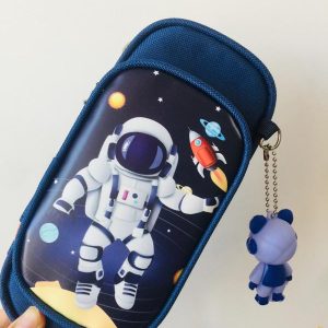 خرید جامدادی پسرانه طرح فضانورد جنس برزنتی -دو زیپ -جادار-سایز بزرگ -جامدادی پسرانه -قیمت ارزان-دانش آموزان پسر -پایه ابتدایی-پایه هفتم-پایه هشتم-ست لوازم تحریر پسرانه -لوازم تحریر پسرانه