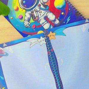 دفتر مشق فانتزی طرح فضانورد با صفحات طرح دار رنگی
