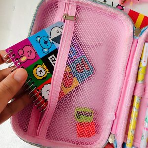 جامدادی کتابی رنگ صورتی محبوب دانش آموزان دختر که دارای طرح یونیکورن می باشد.