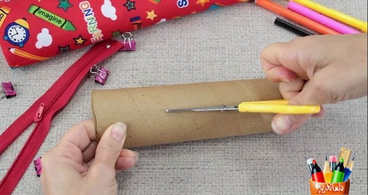 طریقه آموزش ساخت جامدادی استوانه ای - گام اول برش لوله دستمال کاغذی بعنوان محفظه جامدادی پارچه ای