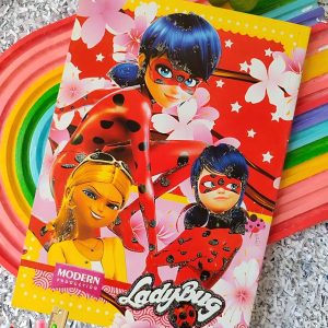 دفتر مشق 80 برگ طرح دختر کفشدوزکی با جلد برجسته اکلیلی