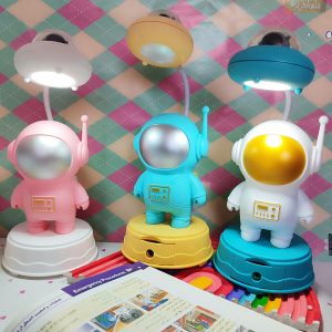 چراغ مطالعه فانتزی طرح فضانورد همراه با تراش رومیزی و چراغ خواب فانتزی