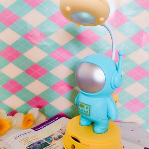 چراغ مطالعه پسرانه طرح فضانورد همراه با تراش رومیزی و چراغ خواب هفت رنگ