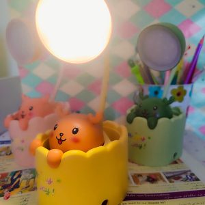 جاقلمی رومیزی همراه با تراش رومیزی و چراغ مطالعه فانتزی مناسب کادو تولد