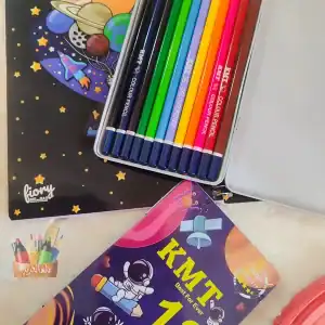 مداد رنگی 12 رنگ KMT جعبه فلزی طرح فضانورد مناسب جایزه دانش‌آموزی