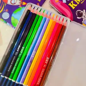 مداد رنگی 12 رنگ KMT با جعبه فلزی طرح پری دریایی مناسب هدیه کودک و مدرسه