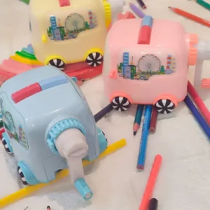 استفاده از مداد تراش رومیزی فانتزی طرح ماشین برای تراش مداد کودکان