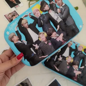 نمای نزدیک طرح سه بعدی برجسته جامدادی BTS با کیفیت بالا